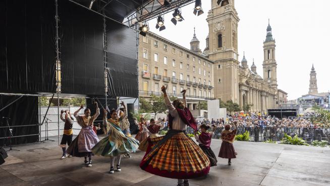 Jotas en la plaza del Pilar de Zaragoza, este lunes 10 de octubre.