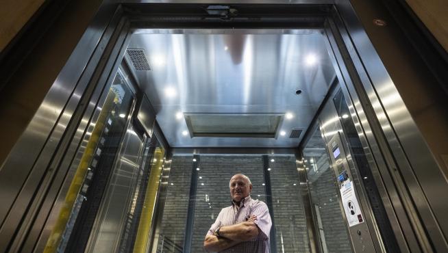 José Antonio Latre en el ascensor panorámico del Pilar que se estrenó en 2011 y en el que trabajó aún durante dos meses antes de jubilarse.