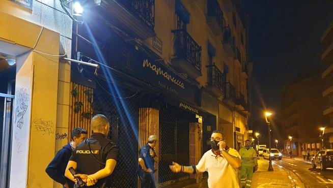 La Policía se personó en el local ubicado en la calle Azoque número 64 en el que esta noche se desprendió parte del techo