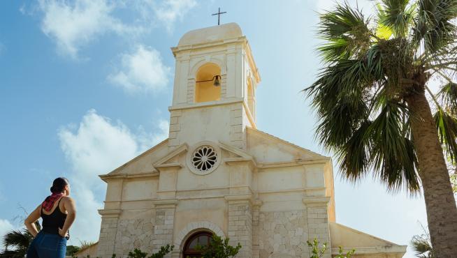 La zaragozana Zaira Andrés, con cachirulo, posa ste miércoles frente a la capilla de Nuestra Señora del Pilar de Punta Cana )República Dominicana)