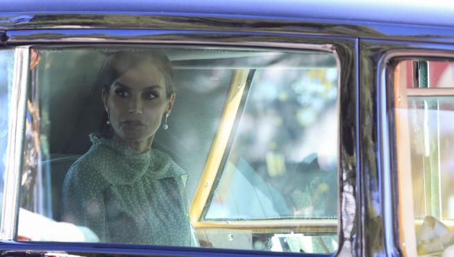 La reina Letizia en el coche de Casa Real antes del desfile del 12 de octubre