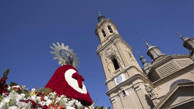 La Virgen del Pilar con su manto lleno de flores.