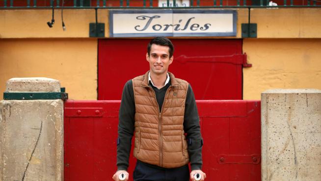 Ayer, Javier Poley, ayudado con las muletas, en la puerta de toriles.