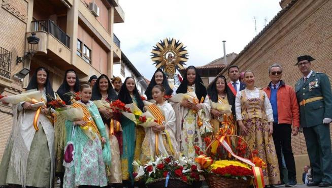 Foto de familia en la ofrenda a la Virgen del Pilar en Calanda.