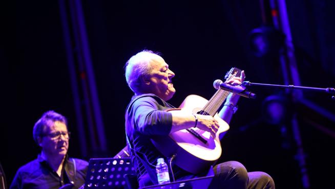 El guitarrista, compositor y cantante Toquinho, ayer, durante su actuación en Zaragoza