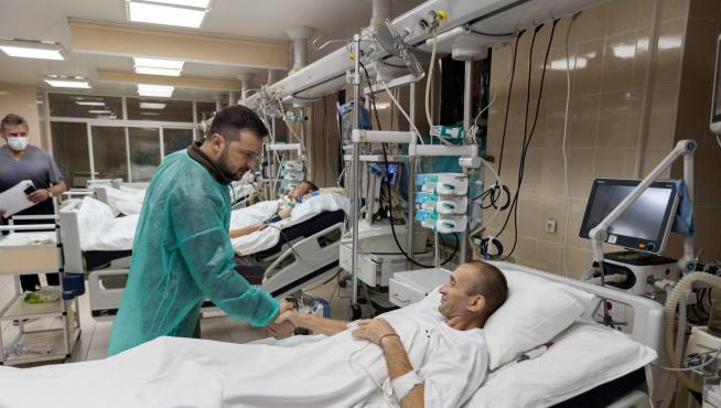 Zelensky visita a un herido en un ataque ruso en un hospital ucraniano, el viernes en Kiev.