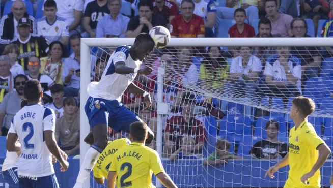 Pape Gueye remata de cabeza en el partido contra el Villarreal B