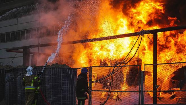 Servicios de emergencia responden a un incendio después de un bombardeo en Kiev, Ucrania
