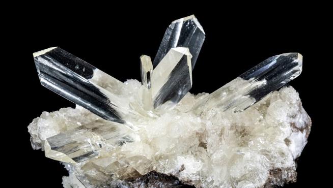 Cristales transparentes de yeso, con forma de espada romana, que se conservan en la colección de Miguel Calvo. Proceden de una cantera ubicada en el Monte Patillas de Fuentes de Ebro (Zaragoza).