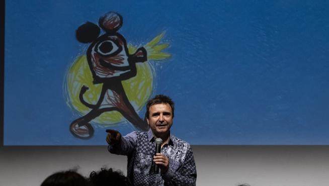 Oswaldo Felipe, de la PAI, hablando este sábado con los jóvenes espectadores del club de cine 'La linterna mágica'.