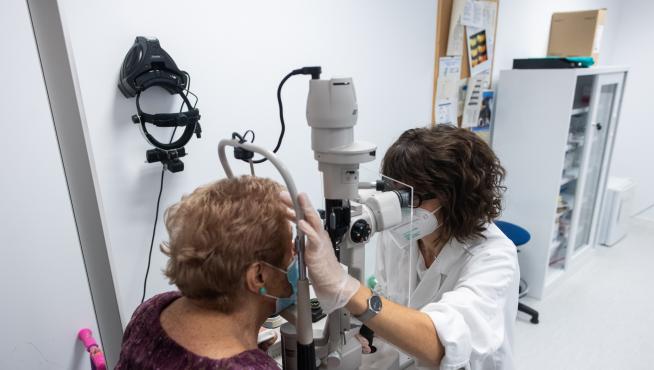 Josefina Moreno, de 90 años, en la Unidad de Glaucoma del Miguel Servet, donde le han operado de los dos ojos.