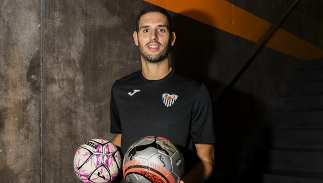 Pablo Trasobares, actual jugador del Luceni, sostiene en la mano derecha un balón de fútbol sala y en la izquierda, uno de fútbol 11.