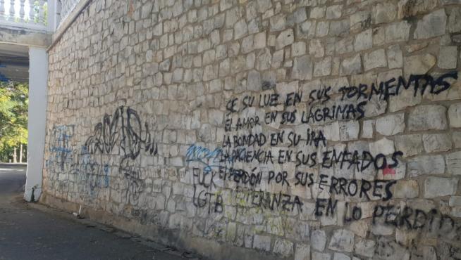 Una de las extensas pintadas en la parte baja del Batallador.