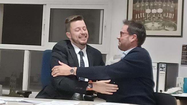 Orús, a la izquierda, recibe el afecto del nuevo presidente, Fernando Lascorz.