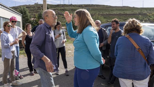 Xavier Brunet, con la alcaldesa de Mosqueruela, Alba Lucea, rodeado de familiares tras su rescate.