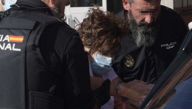 Agentes de la Policía Nacional trasladan a comisaria a la mujer de 48 años arrestada la pasada noche en Gijón en relación a la muerte de su hija, de 6 años,