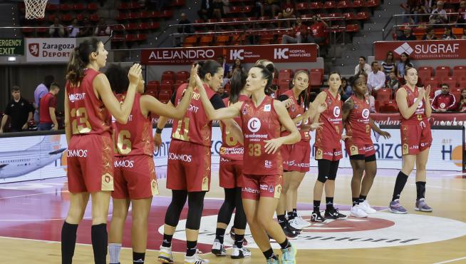 Las jugadoras del Casademont Zaragoza, durante su presentación antes de un partido.