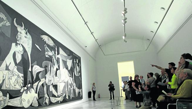 Un grupo de visitantes del Reina Sofía ante el ‘Guernica’.