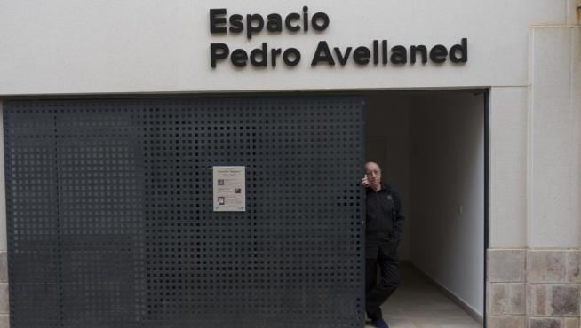 Pedro Avellaned, fotógrafo, cineasta y actor, ante la sala de exposiciones que lleva su nombre.