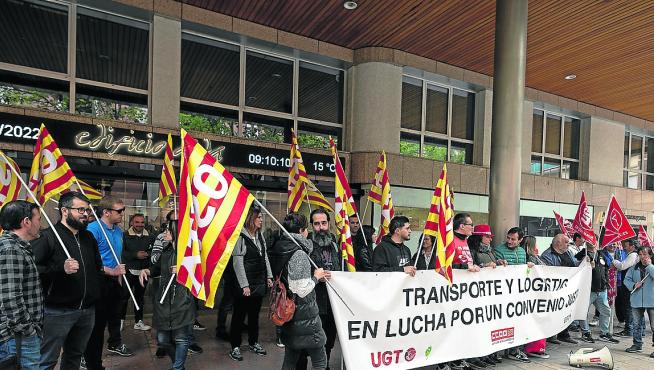 Concentración ante el SAMA de trabajadores del transporte de mercancías en Zaragoza.