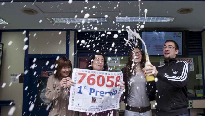 Celebración del Gordo de la Lotería de Navidad en 2012 en la Administración 42 del barrio de Las Delicias de Zaragoza.