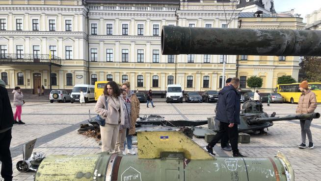 Exhibición de una parte de un misil ruso lanzado contra Kiev
