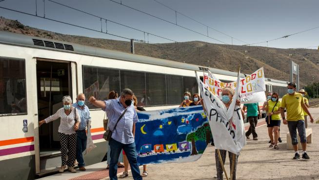 Usuarios de la línea Zaragoza-Arcos durante una de las protestas entre Purroy y Morés.