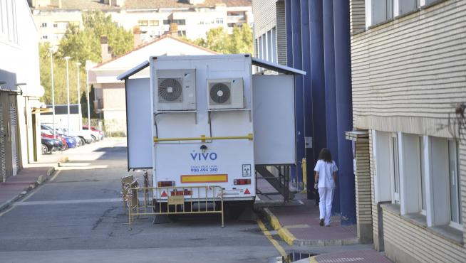 Camión con el TAC portátil instalado junto al Servicio de Urgencias del Hospital San Jorge de Huesca.