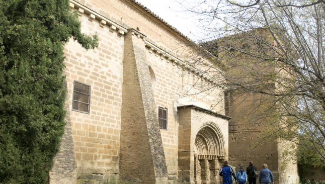 Visitantes en la entrada del Monasterio de Casbas de Huesca.
