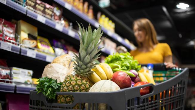 Al llenar la cesta de la compra el consumidor puede tomar decisiones que van mucho más allá de adquirir los alimentos para su dieta diaria.