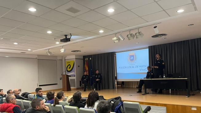 Los subinspectores oficiales de policía local, durante la clausura de la formación en el Instituto Aragonés de la Juventud.