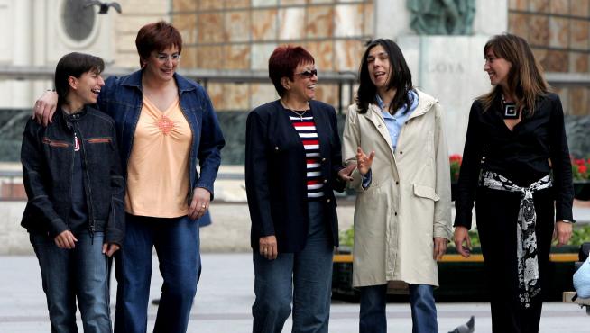 De izquierda a derecha: Teresa Seco, Nines Gracia, Zaga Zeravica, Pilar Valero y Yolanda Gil, durante un reencuentro en 2005 en la plaza del Pilar.