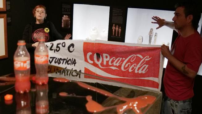 Dos militantes de Futuro Vegetal han bañado con "petróleo" falso la vitrina de una réplica de momia faraónica en el Museo Egipcio de Barcelona