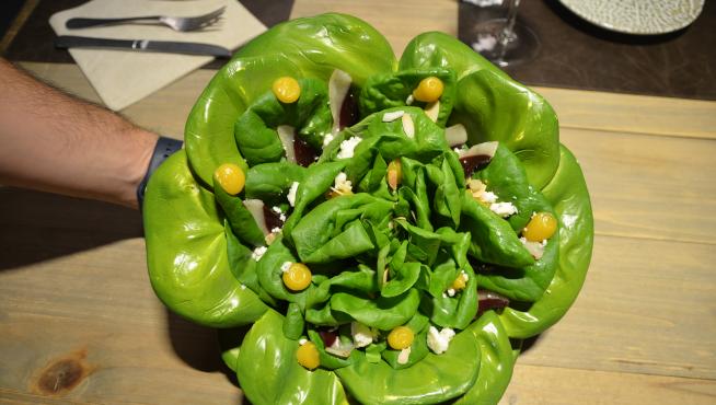 Ensalada de lechuga de viva de jamón de pato y queso Patamulo de Tajo Bajo de Zaragoza.