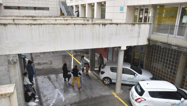 Nada más abrir este martes las Urgencias de Pirineos en Huesca ya había pacientes haciendo cola.