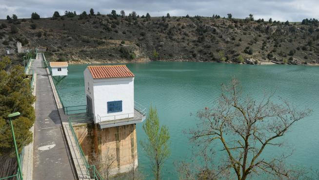 El pantano del Arquillo está situado en el río Guadalaviar, aguas arriba de Teruel.
