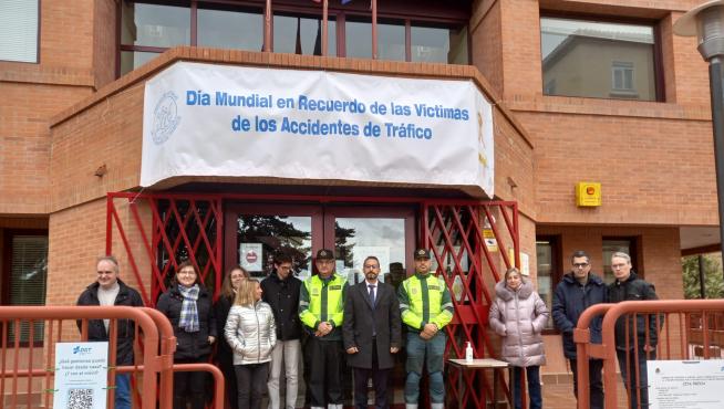 Concentración a las puertas de la Jefatura Provincial de Tráfico de Teruel.