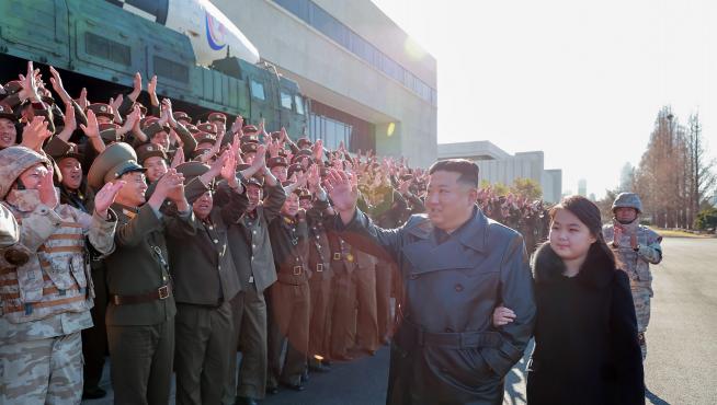 Kim Jong-un junto a su hija mediana, Kim Ju-ae