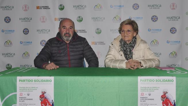 Antonio Betrán, presidente del Club Hielo Jaca; y Adela Sanvicente, presidenta local de la AECC, en el pabellón de hielo.