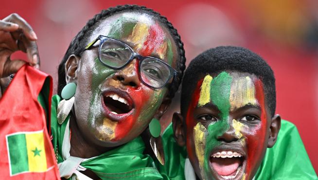 Aficionados de la selección de Senegal dan rienda suelta a sus emociones en el Mundial de Catar.