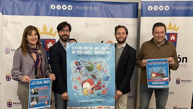 Olga Asensio, Miguel Hernández, Isaac Claver y Álvaro Palau con el cartel de la Feria del Libro Aragonés 2022 de Monzón.