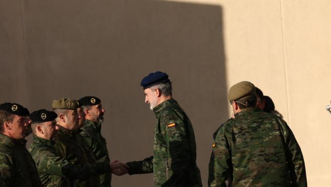 El Rey asiste en Zaragoza a la preparación de los militares que irán a Letonia
