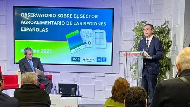 Eduardo Baamonde y Joaquín Maudos en la presentación del estudio realizado por Cajamar.