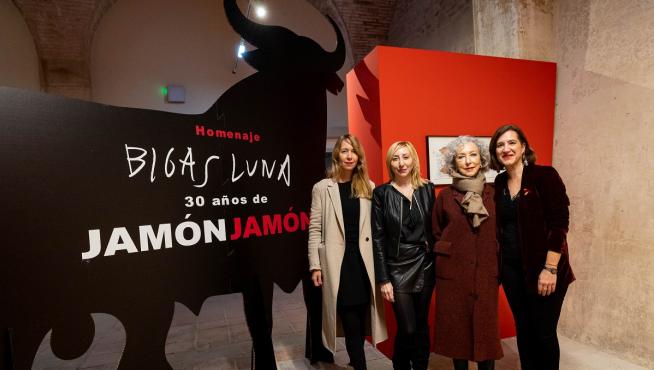 Betty Bigas, Vicky Calavia, Celia Orós y Sara Fernández, en la inauguración de la muestra '30 años de Jamón, Jamón'