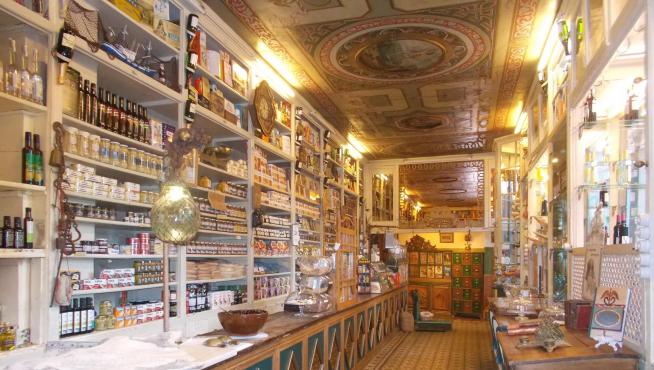 La Confianza de Huesca puede ser considerada como la tienda de ultramarinos todavía en activo más antigua de España.