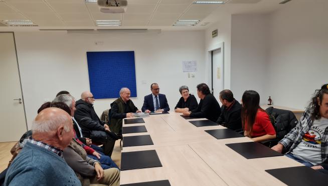 Representantes de las asociaciones de navateros de Aragón, radicadas en Huesca, con el consejero Felipe Faci y la directora general de Patrimonio, Marisancho Menjón.