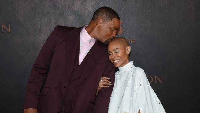 Will Smith besa a su mujer en la presentación de la película
