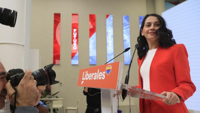 Arrimadas avisa a Bal que si no se retira ella liderará otra candidatura a Cs