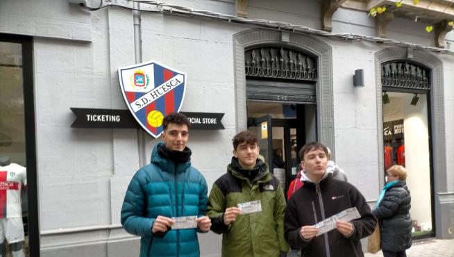 Javi, Jorge y Pablo tres amigos que ya tienen sus entradas para el Real Zaragoza-SD Huesca.