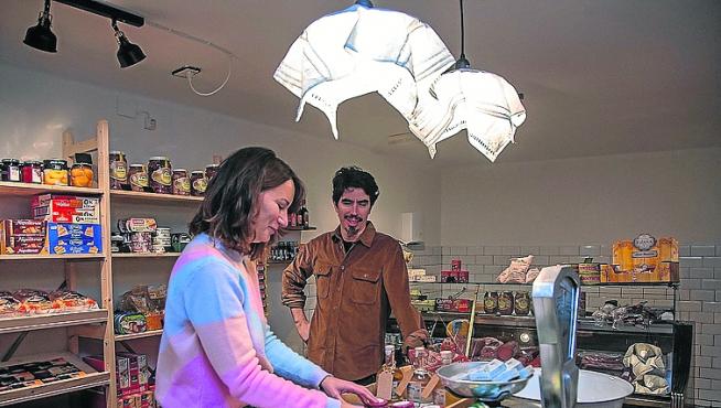 Irene Marco e Iñaki Bernal, en su nueva tienda de Arándiga.